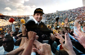 Bill McCartney, ex entrenador en jefe ganador del campeonato en Colorado, muere a los 84 años