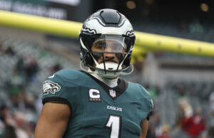 Jalen Hurts permanece en el protocolo de conmoción cerebral mientras los Eagles se preparan para enfrentar a los Packers en los playoffs