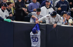 MLB prohíbe la entrada a todos los estadios a los fanáticos de los Yankees que interfirieron con Mookie Betts en la Serie Mundial 2024 por tiempo indefinido