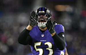 El apoyador de los Ravens, Kyle Van Noy, tiene una celebración adecuada después de que la captura cobrara un incentivo de contrato de $ 250 mil