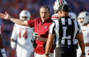 MIRAR: El iracundo Shane Beamer fue inmovilizado por el personal después de que Bret Bielema de Illinois se burlara de Carolina del Sur durante un tazón