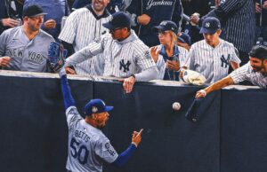 Los fanáticos de los Yankees que interfirieron con la captura de la Serie Mundial de Mookie Betts reciben una suspensión indefinida