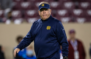 Brian Kelly apoya a Notre Dame mientras el ex entrenador irlandés aborda la reacción violenta por los comentarios derivados de su partida