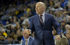 Mick Cronin de UCLA expulsado de la derrota por 79-61 ante Maryland después de discutir con los funcionarios