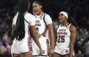 Carolina del Sur, número 2, domina al número 5, Texas, 67-50, en el principal choque de la SEC