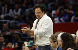 El propietario de los Pistons, Tom Gores, presenta a Detroit para recibir la franquicia de la WNBA: fuentes