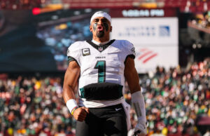 Jalen Hurts de los Eagles supera el protocolo de conmoción cerebral y está disponible para el juego de comodines contra los Packers