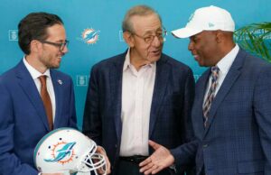 El propietario de los Dolphins expresa su confianza en el gerente general Chris Grier después de que Mike McDaniel se perdiera los playoffs de la NFL por primera vez