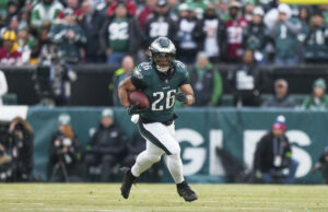 Los primeros 2 acarreos de Saquon Barkley van a touchdowns, incluida otra carrera larga espectacular