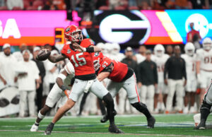 El mariscal de campo de Georgia, Carson Beck, se compromete con Miami para la última temporada de fútbol universitario