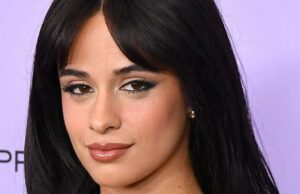 Camila Cabello empaca un PDA con su novio multimillonario mientras está de vacaciones