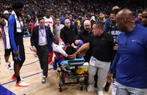 Pistons G Jaden Ivey sale de la cancha en camilla después de colisión con Cole Anthony