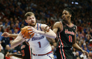 No. 5 Houston Stuns No. 12 Kansas con triples de triples para ganar 92-86 en doble OT