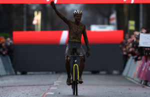 Wout van Aert atraviesa un denso barro para lograr una victoria dominante en la Copa Mundial Dendermonde