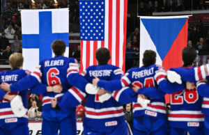 El hockey de EE. UU. entona el himno nacional después de ganar el oro en el Mundial Juvenil: vídeo