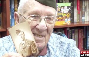 Veteranos de la Segunda Guerra Mundial honrados por el gobernador de Nebraska