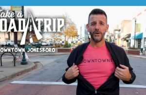 Haga un viaje por carretera: distrito de entretenimiento del centro de Jonesboro