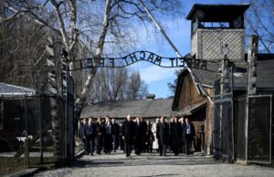 Los sobrevivientes y los líderes mundiales se reúnen para conmemorar el 80 aniversario de la liberación de Auschwitz