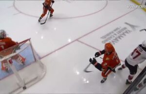 Jonas Siegenthaler con un gol contra Anaheim Ducks