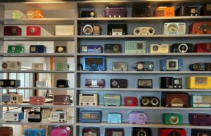 Echa un vistazo al muro de radios reloj de este hotel