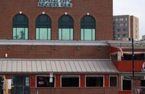 Se investiga incendio sospechoso en pub deportivo de Arlington