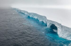El iceberg más grande del mundo se desvía hacia la isla de Penguin Antártico