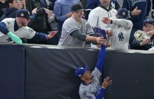 MLB prohíbe indefinidamente a los fanáticos de los Yankees que interfirieron con Mookie Betts durante la Serie Mundial