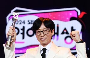 Yoo Jae-suk se asegura el gran premio en SBS Entertainment Awards