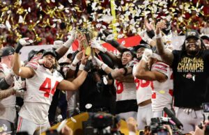 Revisamos los contratos de atletas universitarios: así es como funcionan los ajustes de rendimiento, las compras y los incentivos de tazón