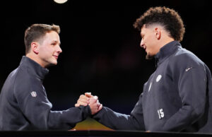 El QB de los 49ers, Brock Purdy, supera a Patrick Mahomes y se lleva la rara corona de pases de la NFL – NBC Sports Bay Area & California