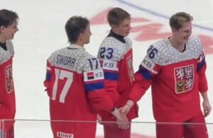 Petr Sikora gana la medalla de bronce con el equipo checo en el Mundial Juvenil 2025 y saluda a la multitud cuando lo abuchean durante la ceremonia