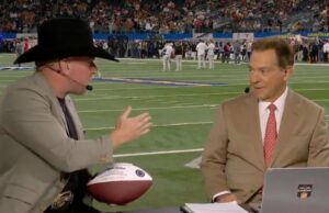 MIRAR: Nick Saban sorprendido con la incorporación al Salón de la Fama del fútbol americano universitario en el primer aniversario de su retiro