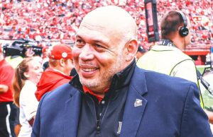 ¿Deberían los deportes universitarios implementar tarifas de transferencia al estilo del fútbol?