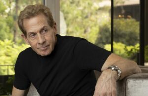 La demanda alega que el ex presentador de Fox Sports, Skip Bayless, acosó a la estilista y le ofreció 1,5 millones de dólares a cambio de sexo – Nexstar Media Wire