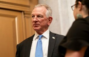 Thune prepara el proyecto de ley de Tuberville para bloquear a los atletas transgénero de los deportes femeninos