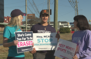 Deportistas realizan manifestación sobre políticas deportivas transgénero