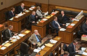 La prohibición de que los estudiantes trans practiquen deportes universitarios es aprobada por el Senado de Wyoming