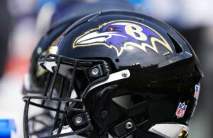 El entrenador en jefe asistente Chris Hewitt saliendo de Ravens después de 13 temporadas