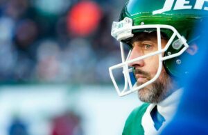 Aaron Rodgers recibe una multa de 11.255 dólares por golpe tardío