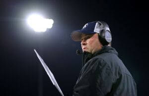 Los Browns contratan a Mike Bloomgren como entrenador de línea ofensiva