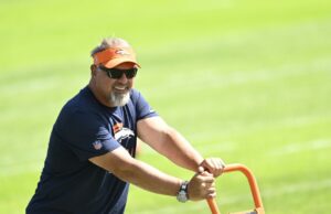 Broncos se separa del entrenador de ILBS Greg Manusky
