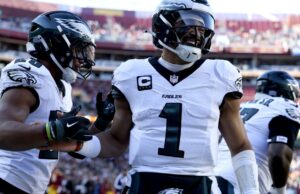 Jalen Hurts figura como limitado en la práctica de los Eagles