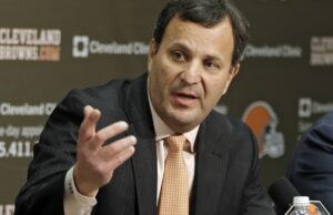 Mike Lombardi insiste en que Bill Belichick está “comprometido” con Carolina del Norte