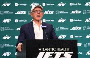 Woody Johnson diferirá al nuevo régimen en Aaron Rodgers