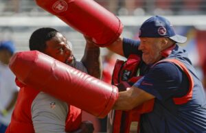 El especialista en cazamariscales de los Patriots, Joe Kim, sigue adelante