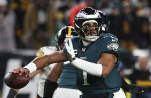 Jalen Hurts y Kenny Pickett permanecen fuera de la práctica del jueves