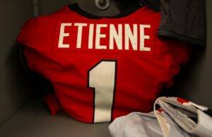 Trevor Etienne se dirige al draft de la NFL