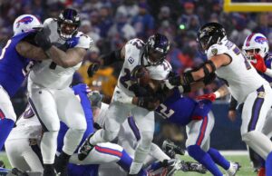 La carrera de touchdown de Derrick Henry acerca a los Ravens 21-19