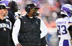 Los Bears solicitan entrevistar a Brian Flores y Arthur Smith