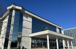 Rosemont considera vender un teatro de propiedad pública a un grupo de entretenimiento privado